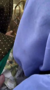 Mescid-i Haram 'daki insanlar ziyaret etmek istiyorlar. 