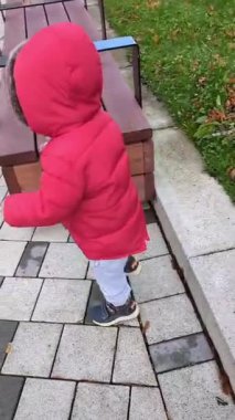 Küçük çocuk parkta mutlu. 