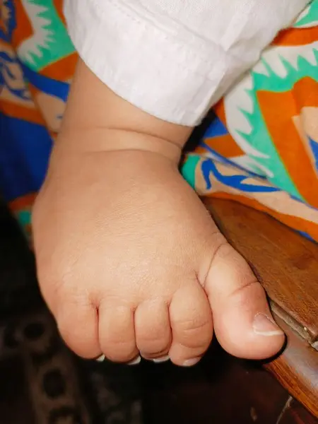 Bir bebeğin ayağına yakın çekim 