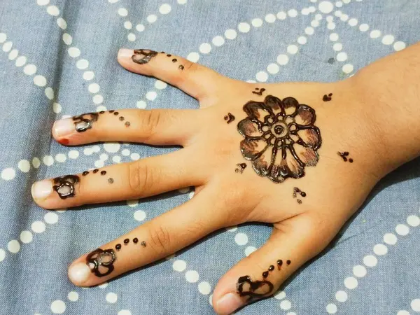 Küçük kız el dolusu mehndhi tatlısı 