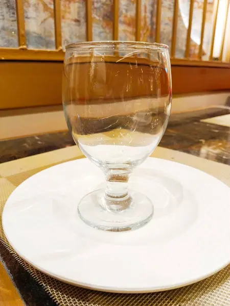 Beyaz tabakta boş su bardağı 