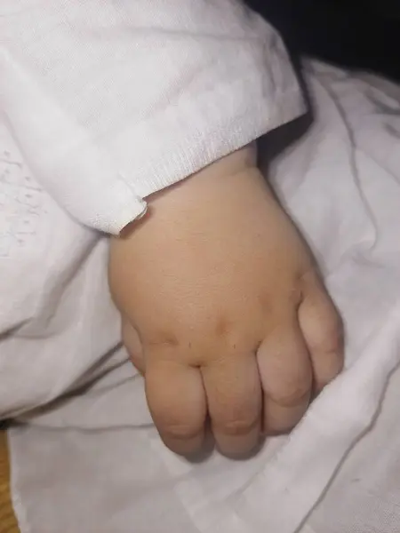 küçük bir bebek el 