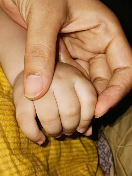 ANNELERİN SEVGİLİLİLİYOR ÇOCUKLARIN elinden 