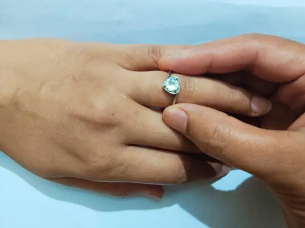 Bir elde yüzük çok güzel ve özenli görünüyor. 