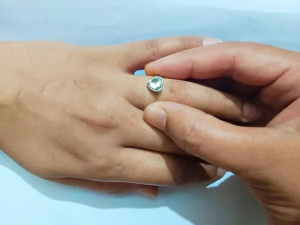 Bir elde yüzük çok güzel ve özenli görünüyor. 