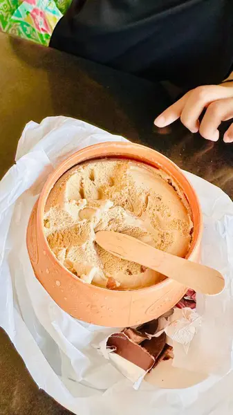 Bir el HANDHI Bovling Salonu 'nda düşmeye hazır. 