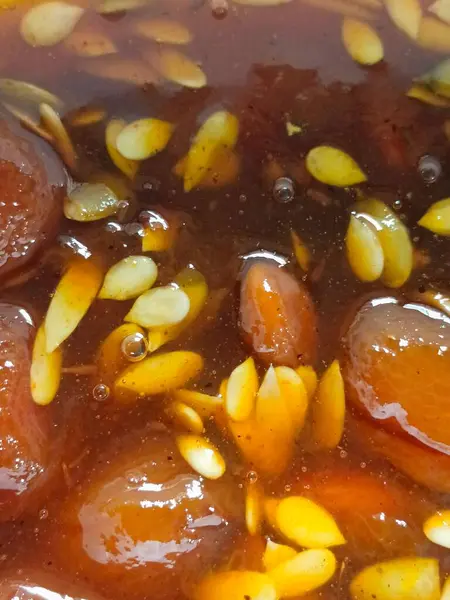 Erikten ve çekirdekten yapılmış lezzetli chutnni çok çekici görünüyor. 