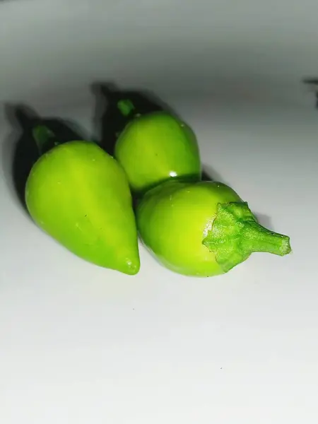 Beyaz arka planda izole edilmiş yeşil biber