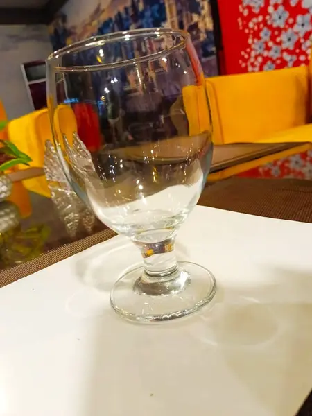 Boş bir bardak su içmek için kullanılan bardaktan yapılmış berrak bir kaptır. Hafif, şeffaf ve suyla doldurulmaya hazır.