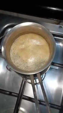 Çay ocakta kaynıyor. 