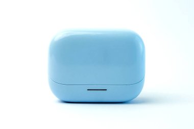 Pürüzsüz ve şık kablosuz kulaklıklar ve şarj çantası. Yüksek kaliteli ses ve kusursuz bağlantı arayan müzik severler için mükemmel. Seyahat, iş ve günlük kullanım için ideal.