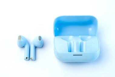 Şık mavi kulaklıklar ve aynı şarj çantası. Ergonomik uyum, hafif ve müzik, çağrı, oyun ve yüksek kaliteli ses ve gürültü izolasyonu için mükemmel..