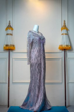 Detaylı boncuk ve pul aksanlı büyüleyici leylak bir gece elbisesi, zarafet, kadınlık ve modern tasarım vurgulanıyor..