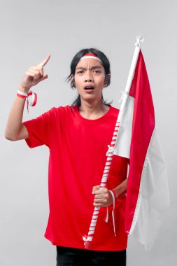Endonezya gençliği kırmızı ve beyaz bayrağı tutarken tutkuyla işaret parmağını kaldırarak birlik, kararlılık ve bağımsızlık ruhunu sembolize ediyor..
