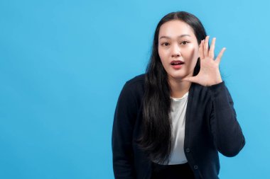 Mutlu kadın el hareketi yapıyor, konuşuyor ya da bağırıyor, mavi arka plana karşı. İletişim, duyurular ve reklam kavramları için ideal..