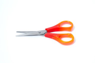 Beyaz zemin üzerinde turuncu kırmızı plastik saplı metal makas, ofis, okul, zanaat, yaratıcılık, eğitim ve günlük hizmetler için kesme aracı sembolü.