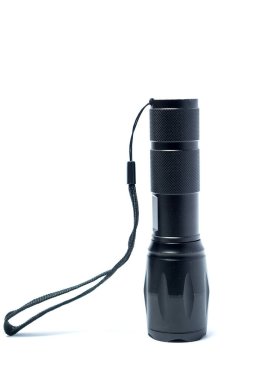 Beyaz arka planda izole edilmiş siyah taşınabilir bir fener, ışığı, güvenliği, macerayı, acil durumu, güvenliği, kampı ve temel açık hava teçhizatını sembolize eder..