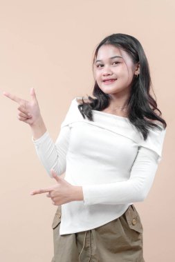 Gülümseyen Asyalı kadın kendine güveni olan, pozitifliğini ifade eden, iş ve yaşam tarzı reklamları için mükemmel bir jest yapan....