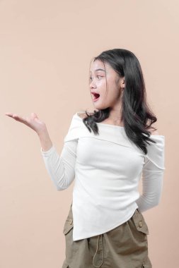 Şaşırmış Asyalı kadın, neşeli bir ifadeyle elini kaldırarak heyecan, merak ve pozitifliği aktarıyor. Yaşam tarzı, eğitim ya da reklam kullanımı için mükemmel..