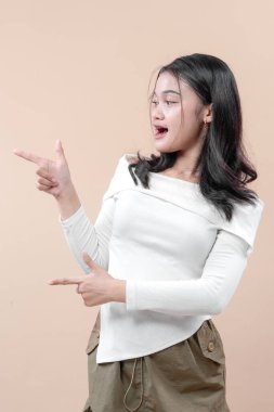 Beyaz bluzlu genç Asyalı kadın, neşeli bir ifadeyle, sürpriz ve heyecan dolu, yaşam tarzı, iletişim ve iş ilanları için mükemmel..