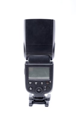 LCD ekran ve kontrol düğmeleri ile siyah kamera flaş, beyaz arka plan izole teknoloji, modern fotoğrafçılık, profesyonel ekipman ve yenilik sembolize.