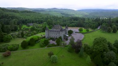 Görüntüde bir İskoç kalesi gösteriliyor. Kale büyük yeşil bir tarla ile çevrilidir. Kale tarlanın ortasında yer almaktadır.