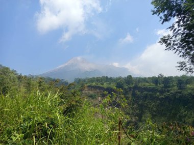 Dağ ve mavi gökyüzü ile güzel bir manzara