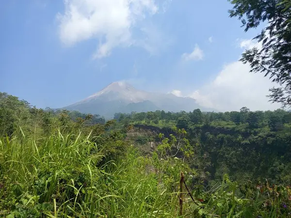 Mavi gökyüzü ile dağın manzarası