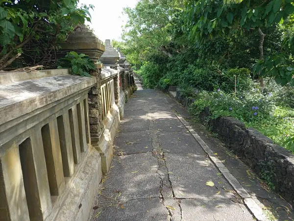 Parktaki eski ahşap çit