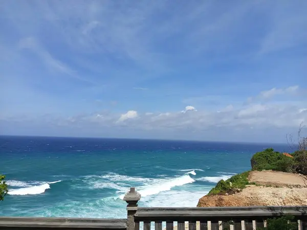 Deniz kıyısının güzel manzarası