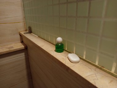 Bir otel odasının içinde.