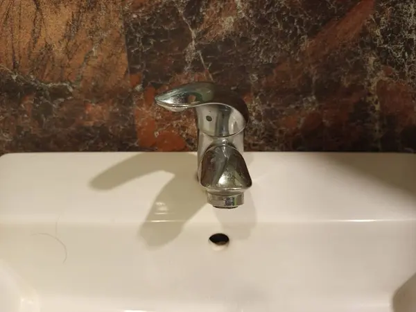 Dekorasyon için banyoda musluk ve musluk var.