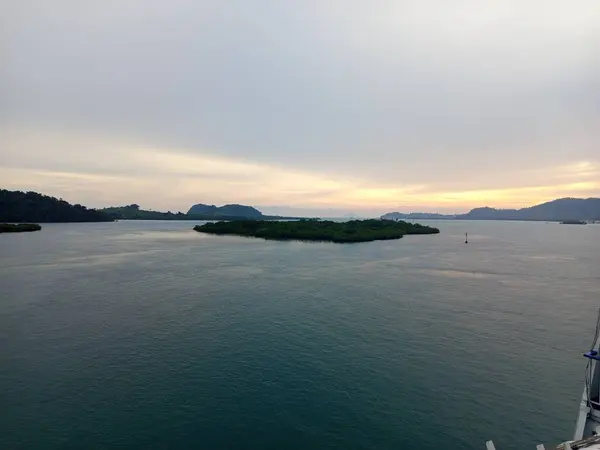 Sabahları deniz manzarası.