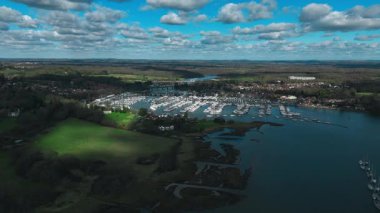Hamble nehri ve yeşil tarlalarla çevrili Swanwick limanının hava saldırısı görüntüsü