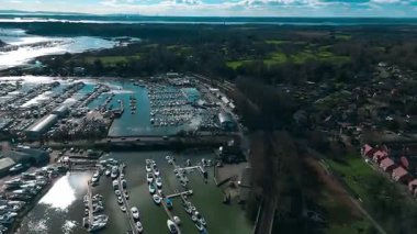 Hamble Nehri 'ni takip eden, Demiryolu, Otoyol, Doğa ve Tekneleri çevreleyen Hava Aracı vuruldu.