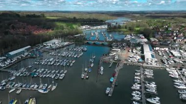 Hamble Nehri Köprüsü üzerinde havadan izlenen çekim ve limanı teknelerle çevreleme