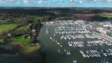 Hamble Nehri 'nin ve Swanwick Limanı' nın 4k hava manzarası