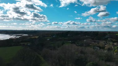 Hamble Nehri 'nin çevresindeki doğanın hava aracı görüntüsü.