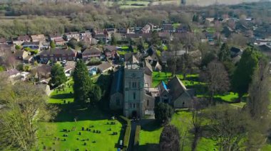 Midlands Brackley 'deki Eski İngiliz Kilisesi' nin Önü Uçan Hava Aracı
