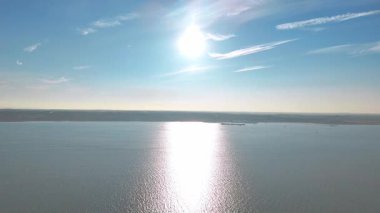 Güney İngiliz Sahili ve Deniz Güneş Suyun Üzerinde Batmak Üzere