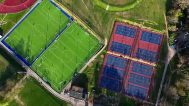 Tenis, Basketbol ve Futbol Sahaları ile Spor Toprakları Birds Eye View