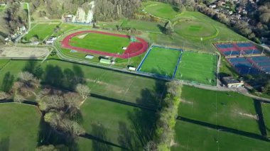 Pist, saha ve tenis sahaları ile eğlence amaçlı spor sahası hava manzarası