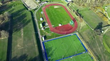 Spor sahaları, pist ve saha ve tenis sahası ve futbol sahaları hava aracı görüntüsü