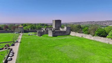 Antik Kale İngiliz Harabeleri Orta Açı İnsansız Hava Aracı Yaklaşıyor