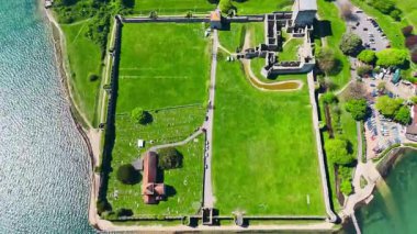 Antik Kale İngiliz Harabeleri Deniz üzerinde Hava Aracı Kuş Gözü Görünümü