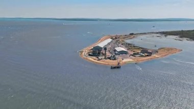 Peninsula 'daki deniz kenarı Kalesi Güney İngiltere Yüksek Açılı İnsansız Hava Aracı Sola