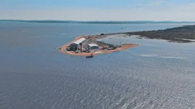 Seaside Fort On Peninsula Güney İngiltere Yüksek Açı Drone yaklaşıyor.