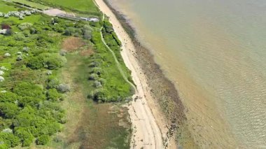 Güney İngiltere 'de Doğa ile Deniz Kıyısı Hava Aracı Sol Yüksek Açılı