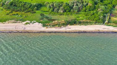 Kum Kumsalı ve Doğa ile Hava Sabit Deniz Kıyısı Mavi Okyanus Suyu