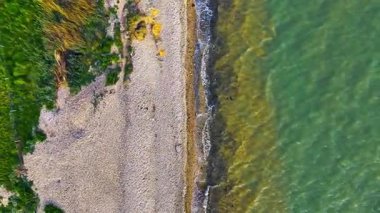Havadan Kuşların Gözü Deniz Kıyısı Sahili ve Doğayla Okyanus 
